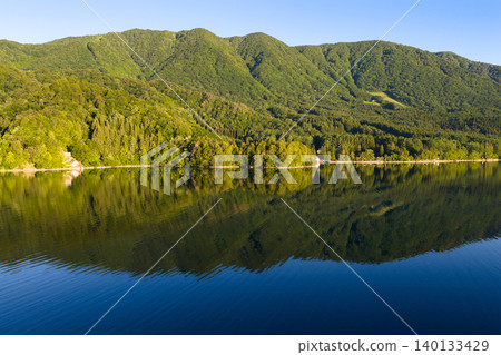 清晨,長野縣大町市青木湖的美景(無人機空拍照片) 清晨,長野縣大町市青木湖的美景(無人機空拍照片) 140133429