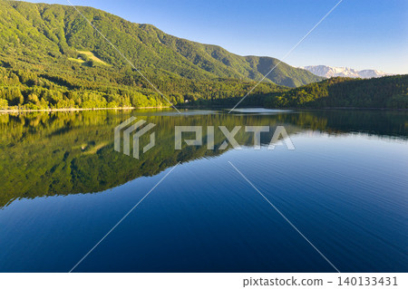 A beautiful early morning view of Lake Aoki in Omachi City, Nagano Prefecture (aerial photograph taken by drone) A beautiful early morning view of Lake Aoki in Omachi City, Nagano Prefecture (aerial photograph taken by drone) 140133431