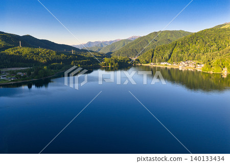 清晨,長野縣大町市青木湖的美景(無人機空拍照片) 清晨,長野縣大町市青木湖的美景(無人機空拍照片) 140133434
