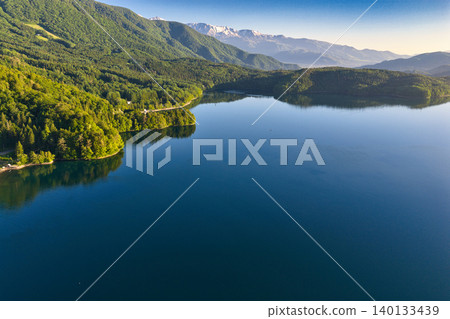 A beautiful early morning view of Lake Aoki in Omachi City, Nagano Prefecture (aerial photograph taken by drone) A beautiful early morning view of Lake Aoki in Omachi City, Nagano Prefecture (aerial photograph taken by drone) 140133439