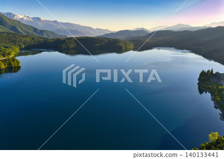 清晨,長野縣大町市青木湖的美景(無人機空拍照片) 清晨,長野縣大町市青木湖的美景(無人機空拍照片) 140133441