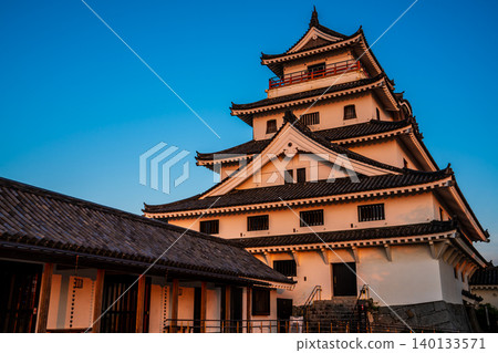 Karatsu Castle illuminated by the morning sun [Karatsu City, Saga Prefecture] 140133571