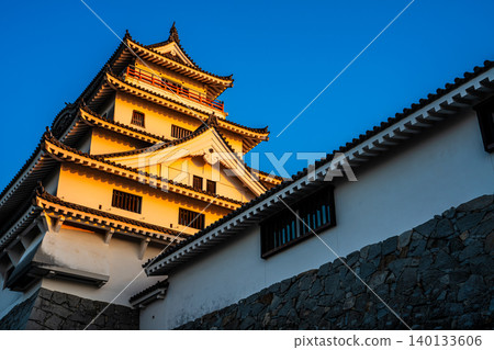 Karatsu Castle illuminated by the morning sun [Karatsu City, Saga Prefecture] 140133606