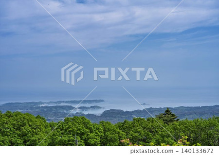 從宮城縣南三陸町田塚山眺望宇多津地區的全景。 從宮城縣南三陸町田塚山眺望宇多津地區的全景。 140133672