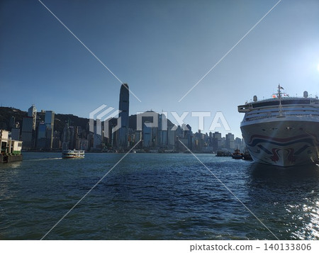 橫幅背景是香港的港口城市和摩天大樓，天空湛藍。 140133806