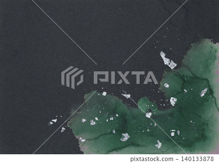 背景素材以翠綠水彩和閃亮的銀箔為特色,繪製在黑色日本紙上。 背景素材以翠綠水彩和閃亮的銀箔為特色,繪製在黑色日本紙上。 140133878