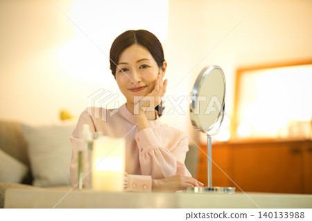 中年女性進行夜間護膚程序 140133988