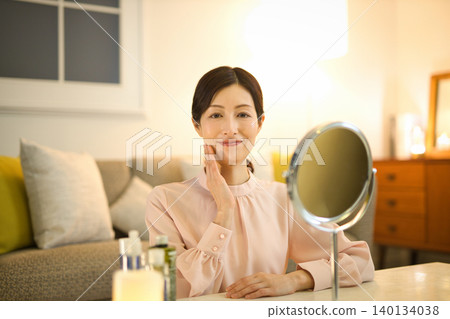 中年婦女夜間護膚 140134038