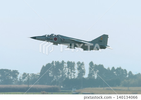 一架日本航空自衛隊T-2教練機正在起飛。 140134066