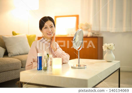 中年婦女夜間護膚 140134069