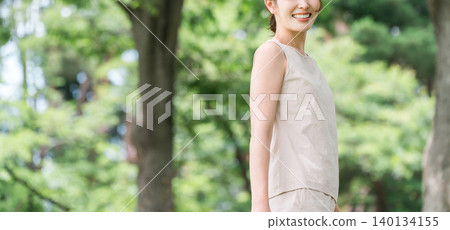 一位年輕的亞洲女性在公園的樹下（植物、有機、自然、天然、森林浴） 140134155