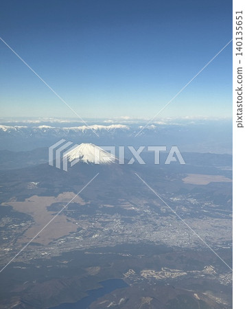 從飛機上看到的天空和富士山 從飛機上看到的天空和富士山 140135651