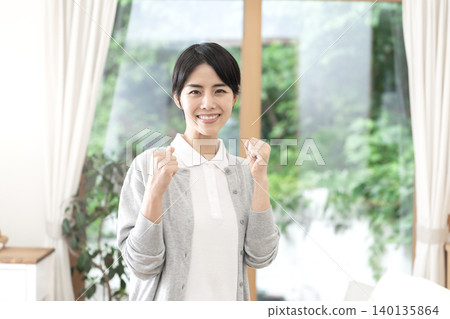 年輕的女性照顧者 年輕的女性照顧者 140135864