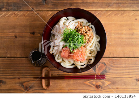 烏龍麵配磨碎的山藥、納豆(發酵大豆)和辣鱈魚子。 烏龍麵配磨碎的山藥、納豆(發酵大豆)和辣鱈魚子。 140135954