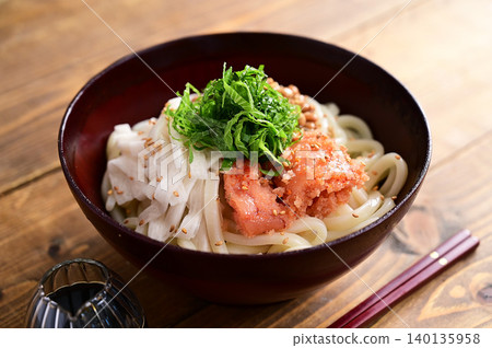 烏龍麵配磨碎的山藥、納豆（發酵大豆）和辣鱈魚子。 140135958