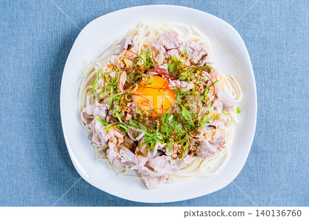 豬肉涮涮素麵:一張用烤肉醬調味的辣味素麵照片。 豬肉涮涮素麵:一張用烤肉醬調味的辣味素麵照片。 140136760