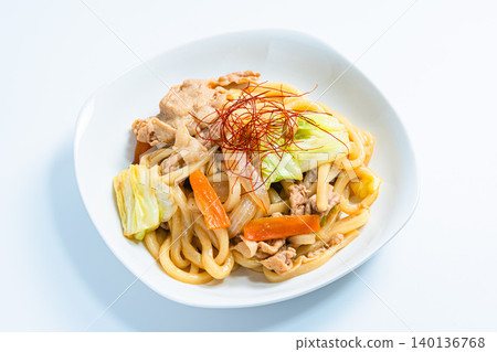 味噌烤烏龍麵:一張日式烏龍麵照片,配上炒豬肉和蔬菜。 味噌烤烏龍麵:一張日式烏龍麵照片,配上炒豬肉和蔬菜。 140136768