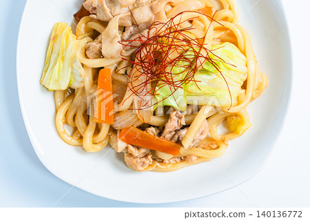 味噌烤烏龍麵:一張日式烏龍麵照片,配上炒豬肉和蔬菜。 味噌烤烏龍麵:一張日式烏龍麵照片,配上炒豬肉和蔬菜。 140136772