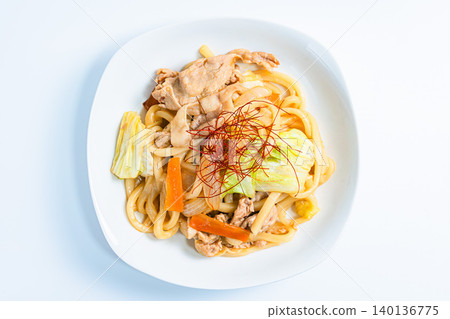 味噌烤烏龍麵:一張日式烏龍麵照片,配上炒豬肉和蔬菜。 味噌烤烏龍麵:一張日式烏龍麵照片,配上炒豬肉和蔬菜。 140136775
