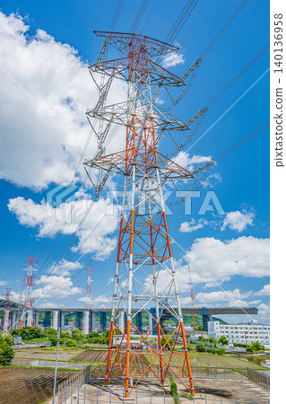 在大阪府高槻市,稻田間聳立著一座輸電塔,新名神高速公路正在興建中。 在大阪府高槻市,稻田間聳立著一座輸電塔,新名神高速公路正在興建中。 140136958