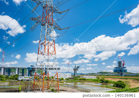 在大阪府高槻市,稻田間聳立著一座輸電塔,新名神高速公路正在興建中。 在大阪府高槻市,稻田間聳立著一座輸電塔,新名神高速公路正在興建中。 140136961