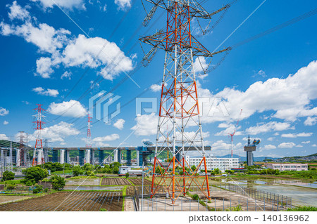 在大阪府高槻市，稻田間聳立著一座輸電塔，新名神高速公路正在興建中。 140136962