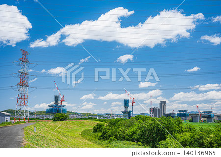 大阪府高槻市,正在興建中的輸電塔和新名神高速公路 大阪府高槻市,正在興建中的輸電塔和新名神高速公路 140136965