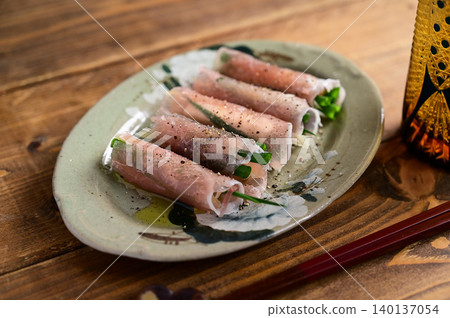 義大利燻火腿包裹著青蔥、新鮮薑和奶油乳酪。 義大利燻火腿包裹著青蔥、新鮮薑和奶油乳酪。 140137054