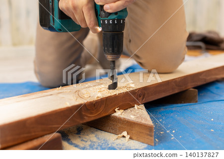 使用電動工具的工匠 使用電動工具的工匠 140137827