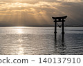 一座鳥居漂浮在海面上，陽光傾瀉而下。 140137910