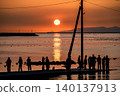 每個人凝視著夕陽下的大海，思緒萬千。 140137913
