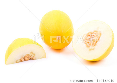 Fresh yellow melon with half 140138010