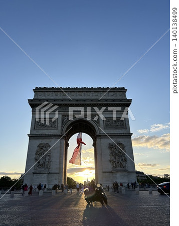 The Arc de Triomphe bathed in the sunset light The Arc de Triomphe bathed in the sunset light 140138499