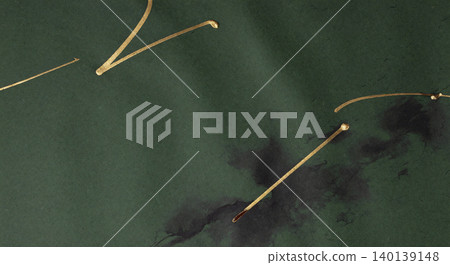 現代日式背景，以深綠色和紙張為底，覆以黑色墨跡暈染和厚重的金箔線條。 140139148