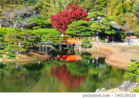 【特別風景名勝】栗林庭園：晚秋景色－香川縣高松市北湖與梅林橋 140139316