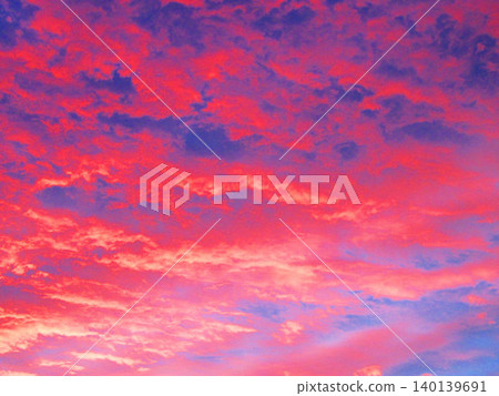 一片緋紅日落的景色 一片緋紅日落的景色 140139691