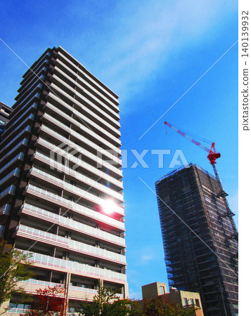 與塔式起重機的城市景觀 140139932