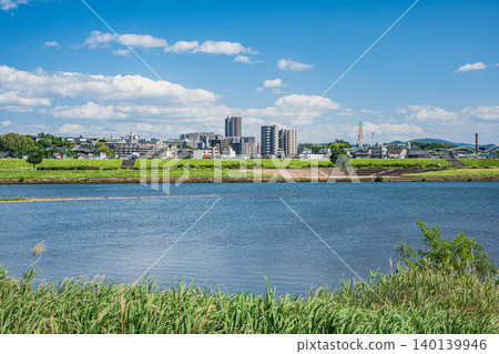 淀川風景:從淀川公園大塚地區眺望枚方市,大阪府高槻市 淀川風景:從淀川公園大塚地區眺望枚方市,大阪府高槻市 140139946