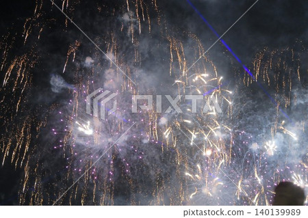 I gazed up at the Adachi fireworks, shrouded in smoke, with deep emotion. I gazed up at the Adachi fireworks, shrouded in smoke, with deep emotion. 140139989