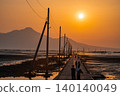 夕陽西下時，海底公路和雲仙峰普賢山盡收眼底。 140140049