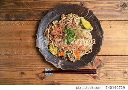 Stir-fried udon noodles with Brussels sprouts 140140729