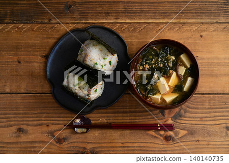 烤鯖魚什錦飯糰和味噌湯 烤鯖魚什錦飯糰和味噌湯 140140735