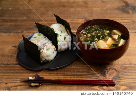 烤鯖魚什錦飯糰和味噌湯 烤鯖魚什錦飯糰和味噌湯 140140740