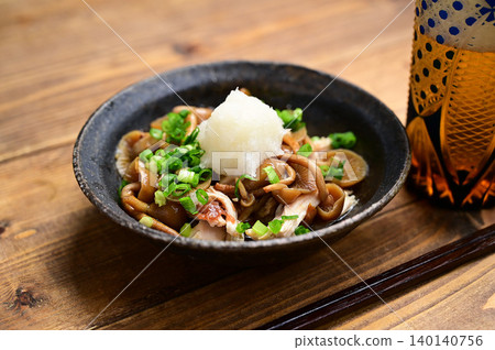 雞胸肉佐醃梅醬、白蘿蔔絲和滑子菇 雞胸肉佐醃梅醬、白蘿蔔絲和滑子菇 140140756