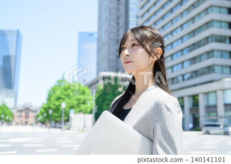 一名日本女子在商業區使用筆記型電腦 140141101