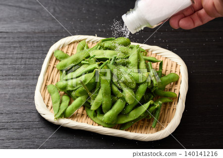 Sprinkle salt on the boiled edamame. Sprinkle salt on the boiled edamame. 140141216