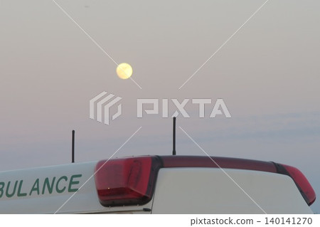 一輪滿月高懸在停車場裡的一輛救護車上方,慶祝第48屆足立煙火節的到來。 一輪滿月高懸在停車場裡的一輛救護車上方,慶祝第48屆足立煙火節的到來。 140141270