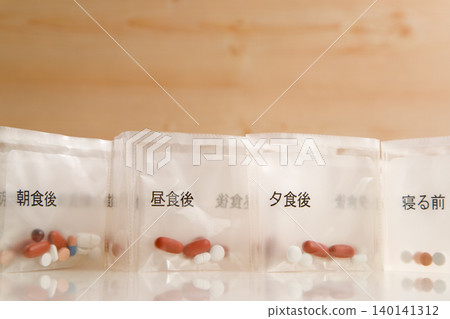 裝有處方藥的透明袋;獨立包裝的口服藥物。 裝有處方藥的透明袋;獨立包裝的口服藥物。 140141312