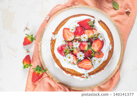 Strawberry cake, strawberry sponge cake with fresh strawberries and sour cream on a white background 140141377