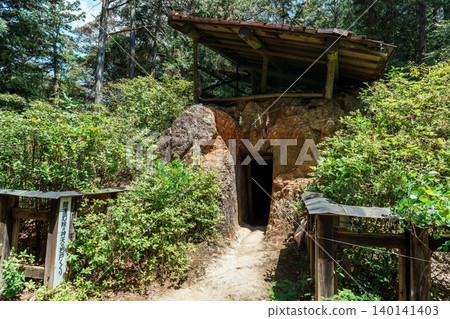 Hyuga Grand Shrine: A deity of good fortune and protection against evil; passing through the Heavenly Rock Cave. Hyuga Grand Shrine: A deity of good fortune and protection against evil; passing through the Heavenly Rock Cave. 140141403